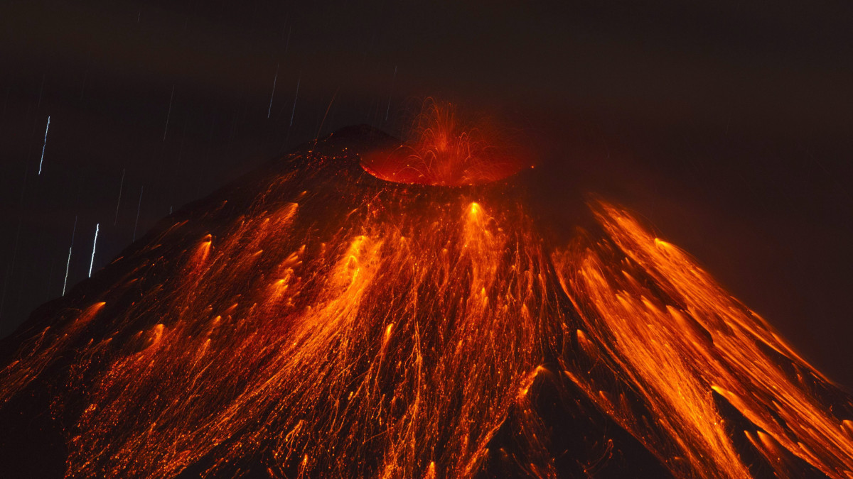 Huambalo, 2016. március 6.Izzó lávát bocsát ki a Tungurahua tűzhányó az ecuadori Huambalo közelében 2016. március 5-én. (MTI/EPA/José Jacome)