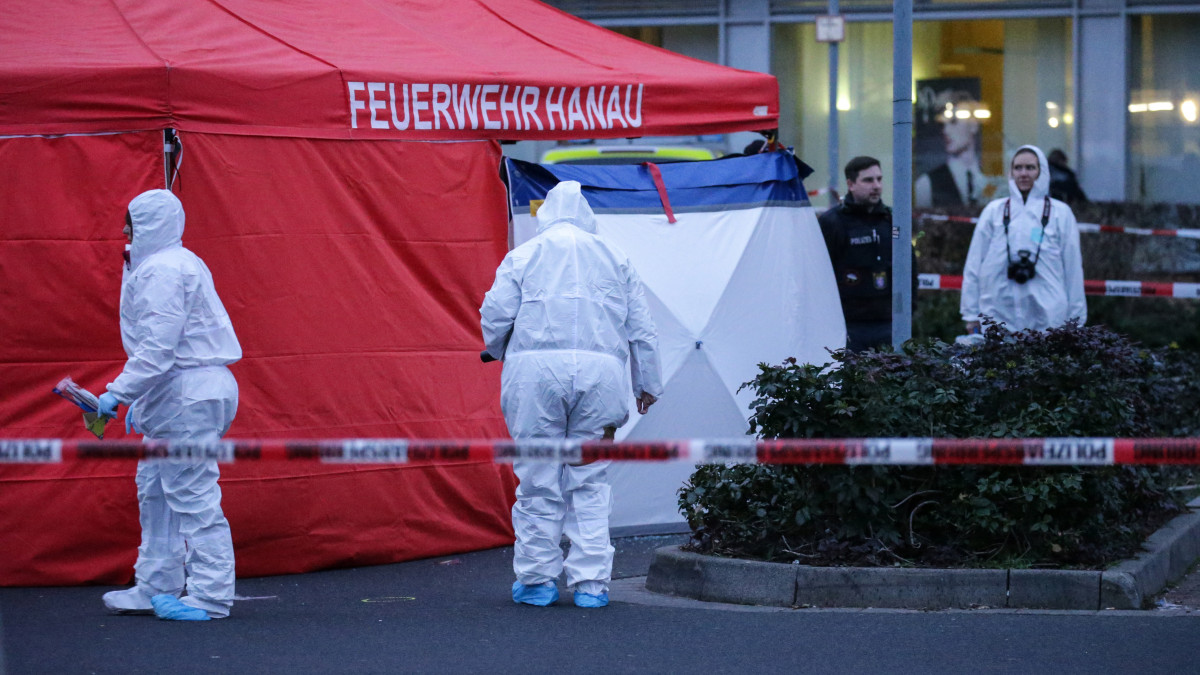 Rendőrök a Frankfurt am Main melletti Hanau városban elkövetett lövöldözés egyik helyszínén 2020. február 20-án. Legkevesebb kilenc ember életét vesztette, miután egy férfi lövöldözni kezdett két vízipipabárban. A rendőrség közölte, hogy a feltételezett tettest holtan megtalálták az apja lakásában.