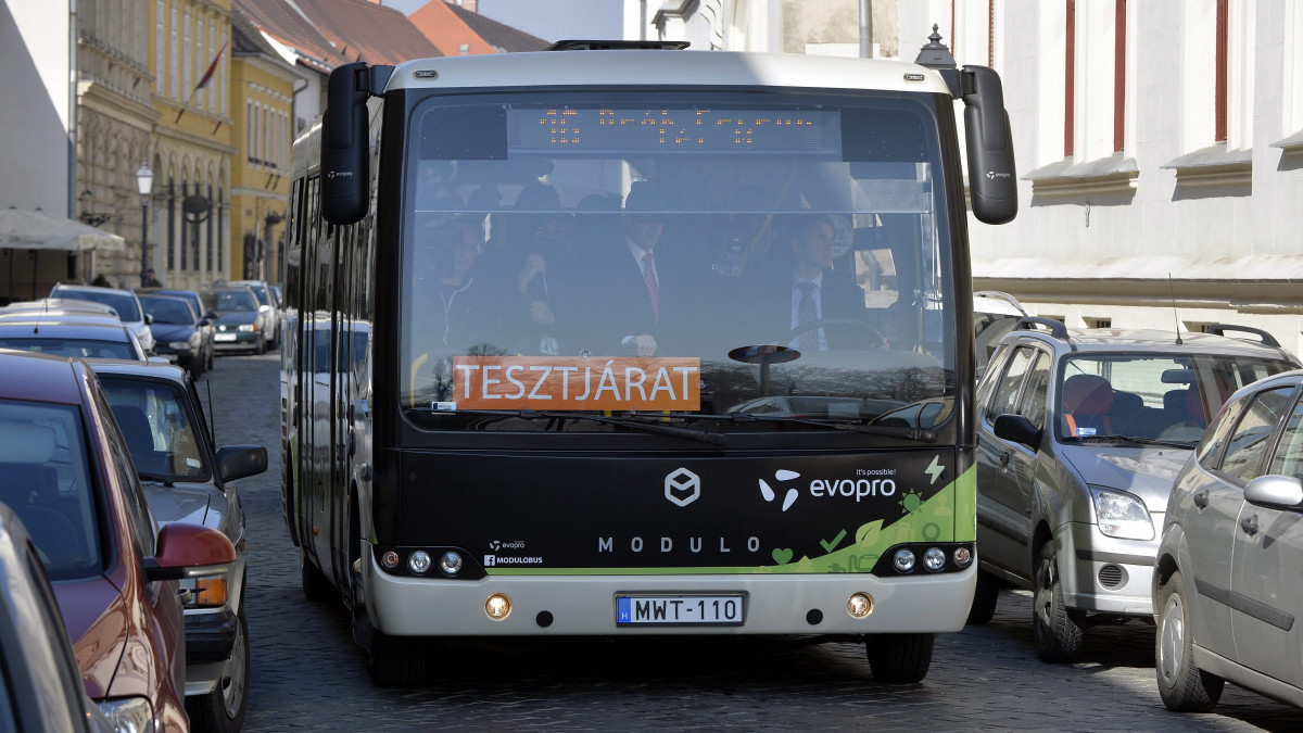 A magyar evopro cég által fejlesztett és készített elektromos busz tesztjáratrán, a BKV 16-os autóbuszvonalán közlekedő jármű bemutatója után a budai Várban 2015. március 9-én.