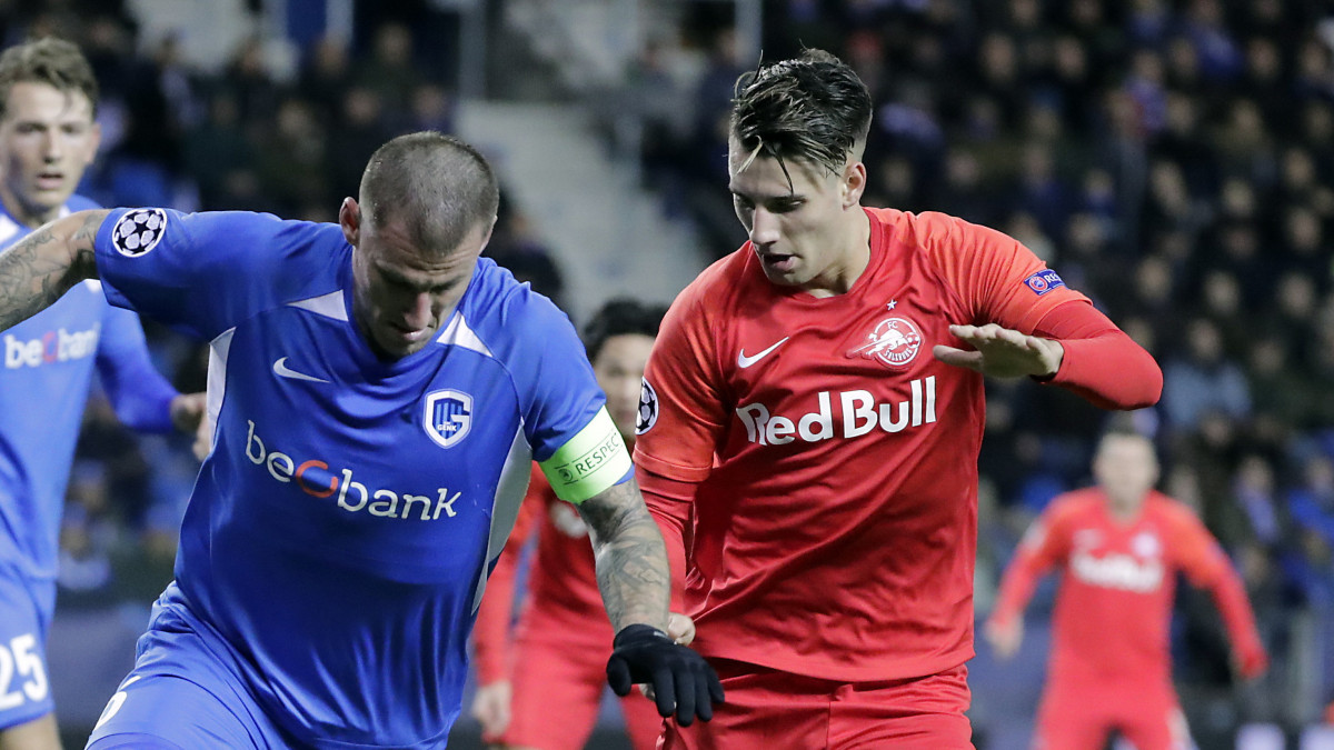 Szoboszlai Dominik, a Salzburg (j) és Sebastien Dewaest, a Genk játékosa a labdarúgó Bajnokok Ligája csoportkörében, az E csoport ötödik fordulójában játszott mérkőzésen Genkben 2019. november 27-én.
