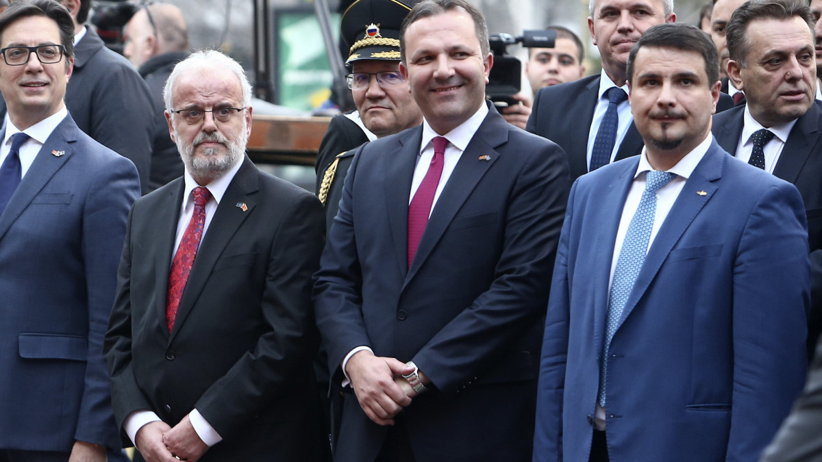 Stevo Pendarovski észak-macedón államfő, Talat Xhaferi parlamenti elnök, Oliver Spasovski miniszterelnök és Mesterházy Attila, a NATO-parlament elnöke (b-j) részt vesz a NATO zászlajának ünnepélyes felvonásán a parlament épülete előtt Szkopjéban 2020. február 11-én. Az észak-macedóniai parlament a nap folyamán ratifikálta a NATO-csatlakozásról szóló egyezményt, a protokoll azonban csak azt követően lép életbe, hogy a spanyol parlament is  várhatóan márciusban - megszavazza a becikkelyezést.