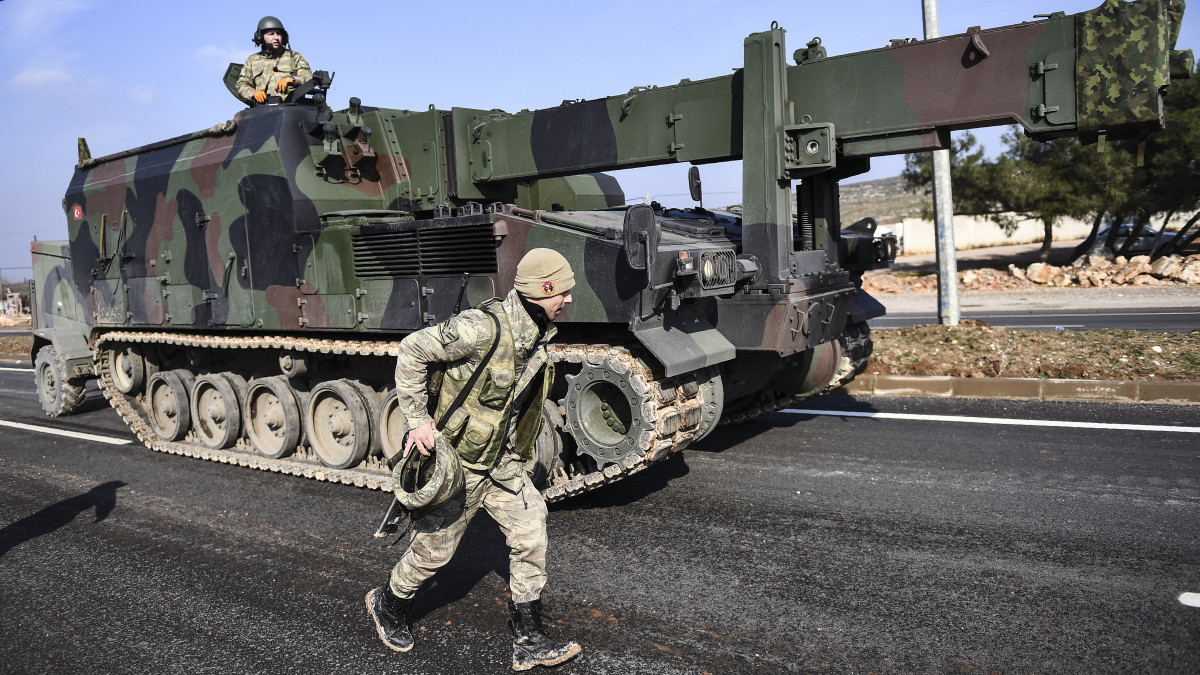 A szíriai felkelőkkel szövetséges török hadsereg konvoja készül átlépni a szíriai határt a dél-törökországi Reyhanli településnél 2020. február 14-én. A szíriai kormányerők és az oldalukon harcoló orosz csapatok 2019. április végén indítottak offenzívát a felkelők kezén lévő utolsó, északi és északnyugati területek ellen.