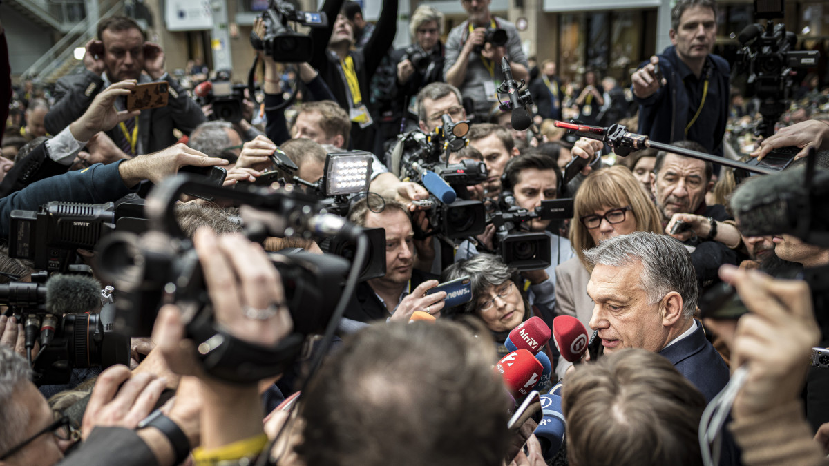 A Miniszterelnöki Sajtóiroda által közreadott képen Orbán Viktor miniszterelnök (j) a sajtó képviselőinek nyilatkozik a brüsszeli rendkívüli EU-csúcson 2020. február 21-én.