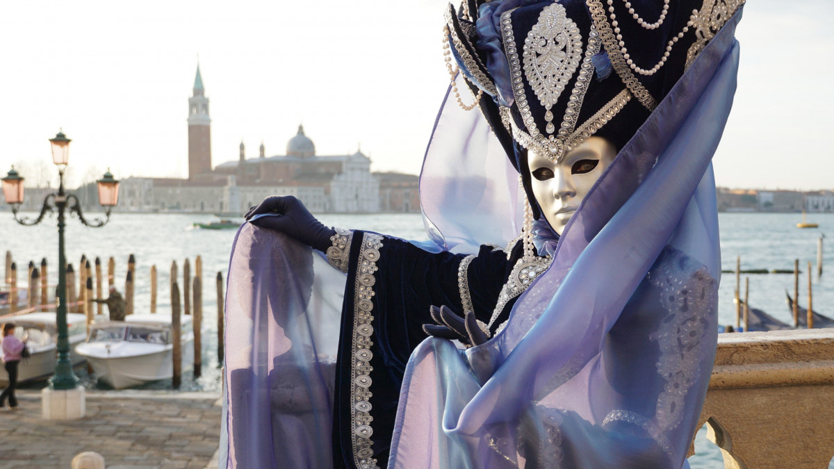 Jelmezes résztvevő a velencei karneválon a Szent Márk tér közelében 2020. február 19-én. A farsangi ünnepségsorozatot az idén február 8. és 25. között rendezik az északolasz lagúnavárosban.