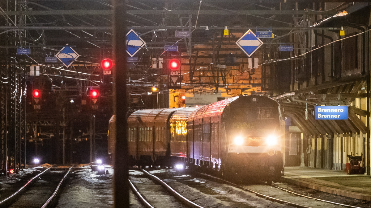 A Velencéből induló, Münchenbe tartó nemzetközi járat a dél-tiroli Brenner pályaudvaron 2020. február 23-án. Az osztrák hatóságok felfüggesztették a vasúti átkelést az Olaszországgal közös határon, miután a járaton két utasnál az új koronavírus fertőzés tüneteit állapították meg.