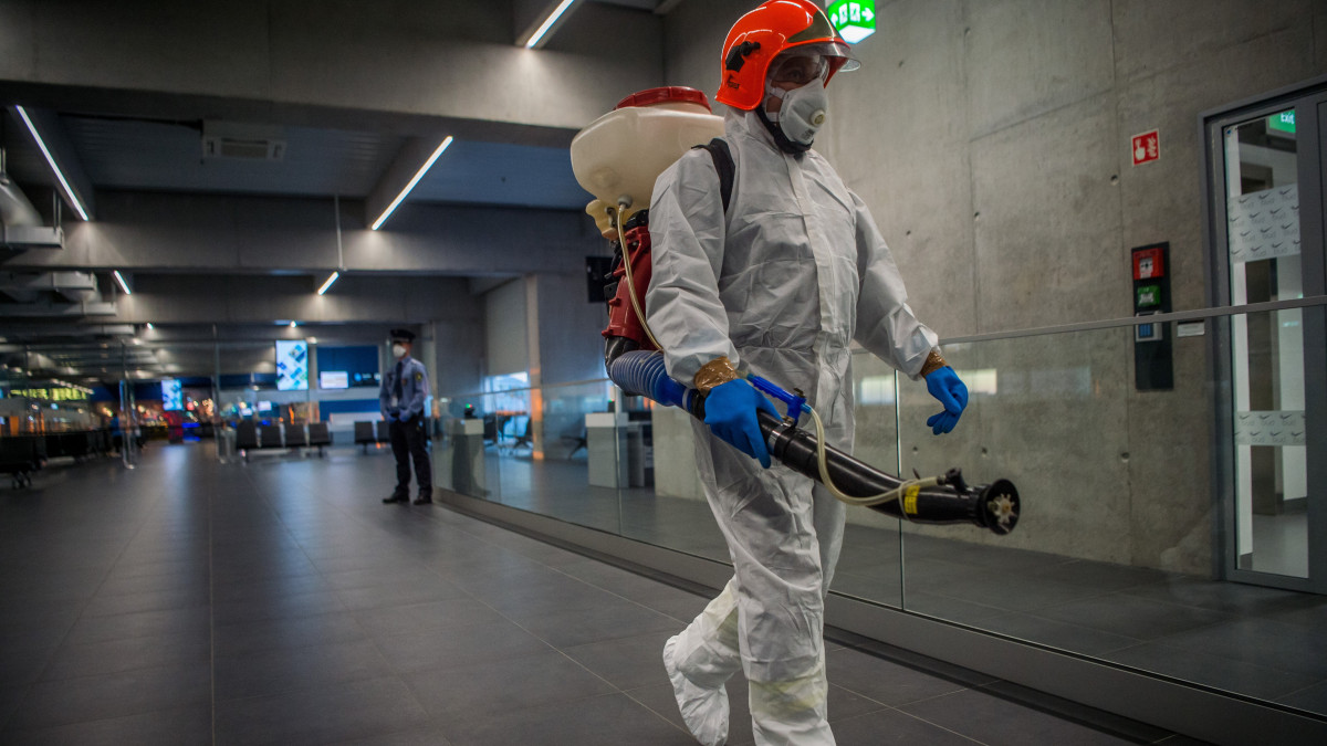 Budapest Airport és a hatóságok által életbe léptetett fokozott egészségügyi ellenőrzéshez társuló fertőtlenítés bemutatója a Liszt Ferenc-repülőtéren 2020. február 5-én. A repülőtéren eddig csaknem 900 olyan utas szűrését végezték el a koronavírus-járvány miatt, akik közvetlen járattal érkeztek Kínából Budapestre.