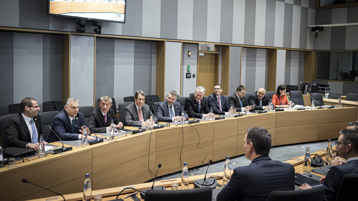 A Miniszterelnöki Sajtóiroda által közreadott képen Orbán Viktor miniszterelnök (b2) a rendkívüli uniós csúcstalálkozón Brüsszelben 2020. február 21-én. Mellette balra Robert Abela máltai kormányfő, jobbra Andrej Babis cseh miniszterelnök, Nikosz Anasztasziadisz ciprusi elnök, Peter Pellegrini szlovák miniszterelnök, Gitanas Nauseda litván elnök, Mateusz Morawiecki lengyel, Juri Ratas észt miniszterelnök és Bojko Boriszov bolgár miniszterelnök (b-j).