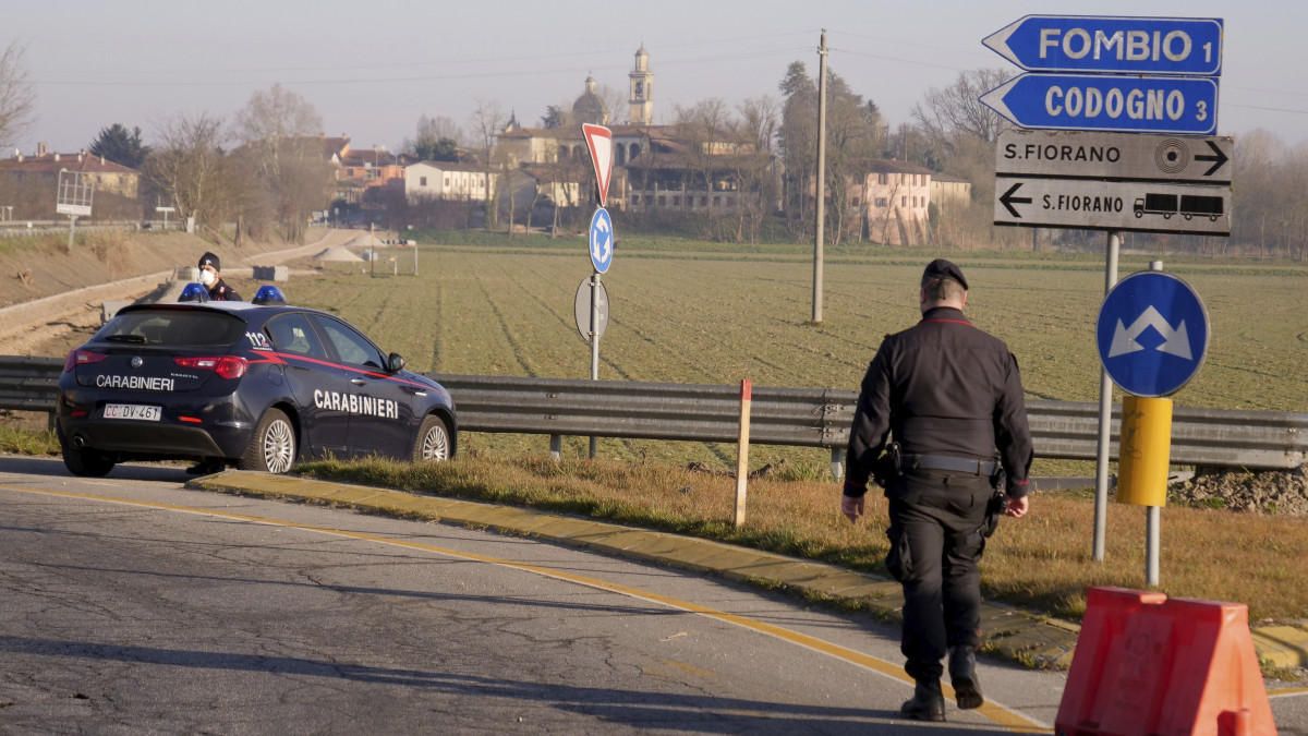 Rendőrök az észak-olaszországi Codognónál felállított úttorlasznál 2020. február 24-én. Az osztrák hatóságok az előző nap felfüggesztették a vasúti átkelést az Olaszországgal közös határon, miután a Velencéből induló, Münchenbe tartó nemzetközi  járaton két utasnál az új koronavírus fertőzés tüneteit állapították meg. Olaszországban 160-ra emelkedett a tüdőgyulladást okozó új koronavírussal fertőzöttek száma, és eddig összesen négy ember halt bele a betegségbe.