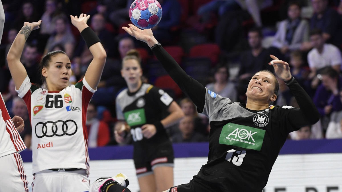 Julia Behnke (j) és Lukács Viktória (b) a franciaországi női kézilabda Európa-bajnokság középdöntőjének második fordulójában játszott Magyarország - Németország mérkőzésen Nancyban 2018. december 9-én. Magyarország - Németország 26-25.