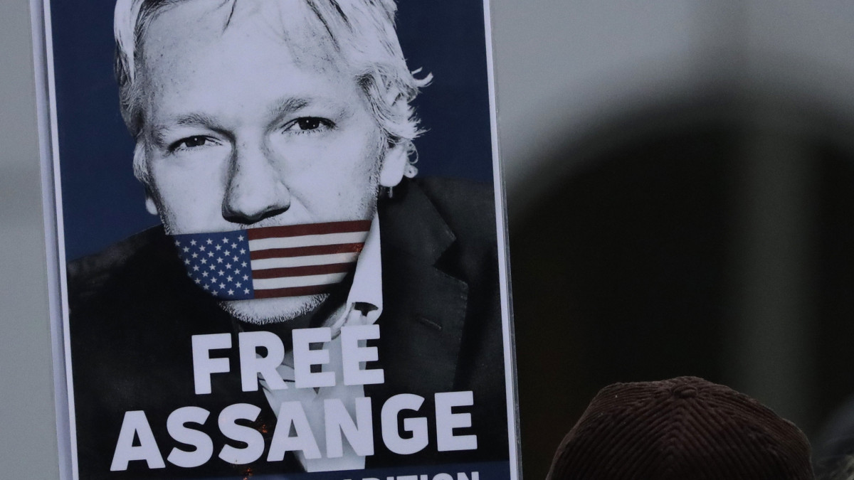 Engedjék szabadon Assange-t feliratú táblát tart egy tüntető az ausztrál oknyomozó újságíró és Wikileaks alapító Julian Assange kiadatási eljárásának kezdete előtt az ügyet tárgyaló londoni bíróságnál 2020. február 24-én. A 48 éves férfit a kiadatása esetén kémkedésért állítják bíróság elé az Egyesült Államokban. A brit hatóságok 2019. áprilisban vették őrizetbe a WikiLeaks kiszivárogtató portál alapítóját, miután Lenín Moreno ecuadori elnök visszavonta Assange ecuadori menedékjogát, majd 50 hét letöltendő szabadságvesztésre ítélték amiatt, hogy az Ecuador londoni nagykövetségén eltöltött hét év alatt nem jelent meg a bíróságon.