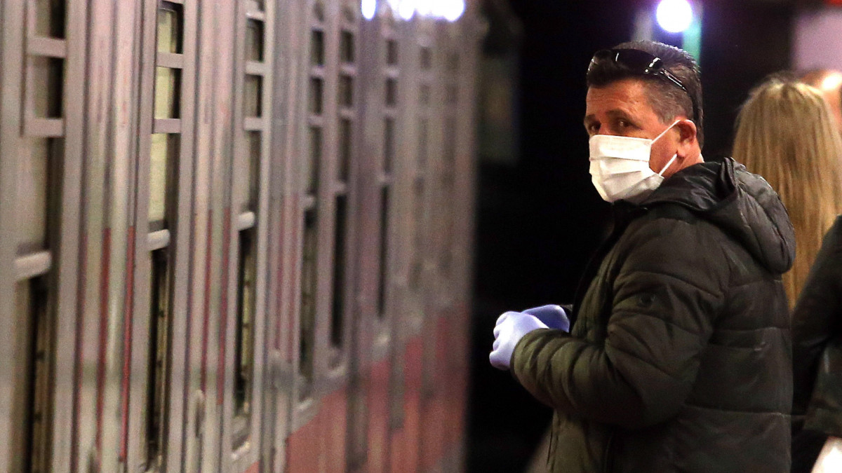 Védőmaszkos férfi egy milánói metróállomáson 2020. február 24-én. Az osztrák hatóságok az előző nap felfüggesztették a vasúti átkelést az Olaszországgal közös határon, miután a Velencéből induló, Münchenbe tartó nemzetközi  járaton két utasnál az új koronavírus fertőzés tüneteit állapították meg. Olaszországban 200 fölé emelkedett a tüdőgyulladást okozó új koronavírussal fertőzöttek száma, és eddig összesen négy ember halt bele a betegségbe.