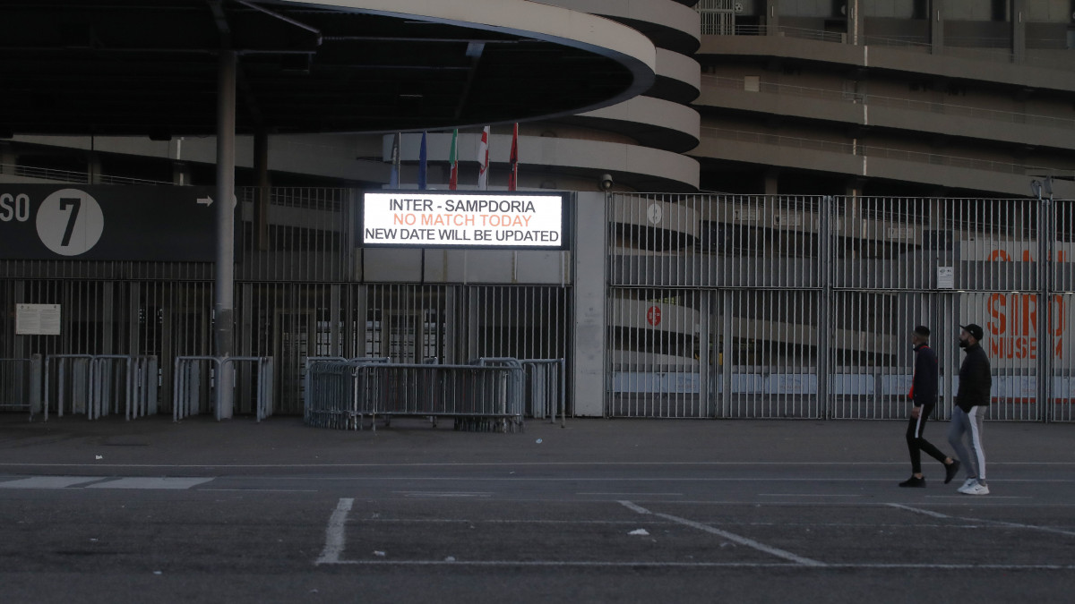 Internazionale-Sampdoria mérkőzés elmarad ezen a napon olvasható a koronavírus miatt lezárt milánói San Siro stadionban bejáratára függesztett értesítésen 2020. február 23-án. A koronavírus-járvány olaszországi terjedése miatt Giuseppe Conte miniszterelnök rendkívüli intézkedéseket jelentett be Észak-Olaszország Lombardia és Veneto régiójában. A karantén, amely szigorú mozgáskorlátozást jelent, az északnyugati Lombardiában, a Milánótól nem messzi Lodi város térségében található 11 önkormányzat lakosait érinti, valamint az északkeleti Veneto régió Vo Euganeo területét, amely Padova körzetében van. Az intézkedés Venetóban 3500 személyt érint, Lombardiában közel 47 ezer lakost. A tüdőgyulladást okozó, Covid-19-nek elnevezett újfajta koronavírus fertőzöttjeinek száma 130 fölé emelkedett Olaszországban.