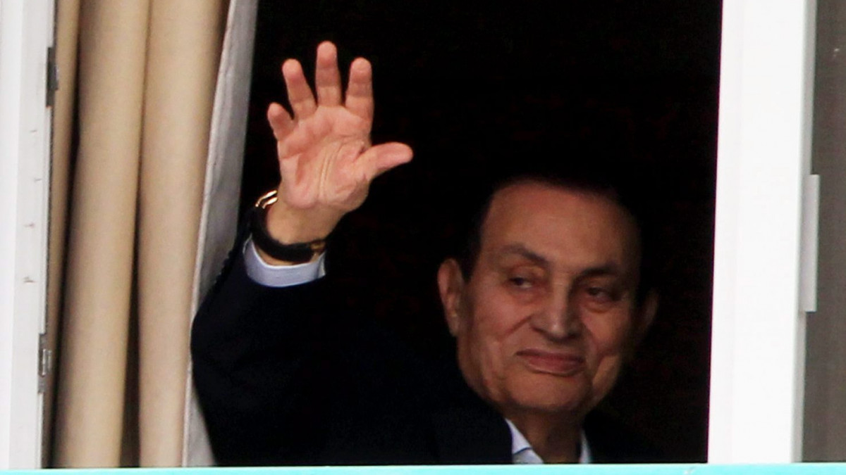 Kairó, 2016. május 4.Hoszni Mubarak volt egyiptomi elnök integet a születésnapját ünneplő támogatóinak kairói kórházának ablakából 2016. május 4-én. (MTI/EPA/Haled el-Fiki)