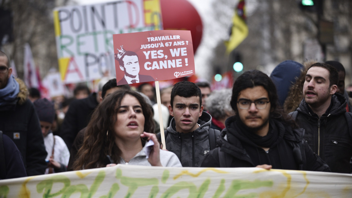 A francia kormány tervezett nyugdíjreformja elleni szakszervezeti tüntetés résztvevői a párizsi Montparnasse téren 2020. február 20-án. A vasúti és közlekedési dolgozókat képviselő szakszervezetek 2019. december 5. óta a tömegközlekedést megbénító országos sztrájkkal próbálják eltéríteni reformtervétől a kormányt.