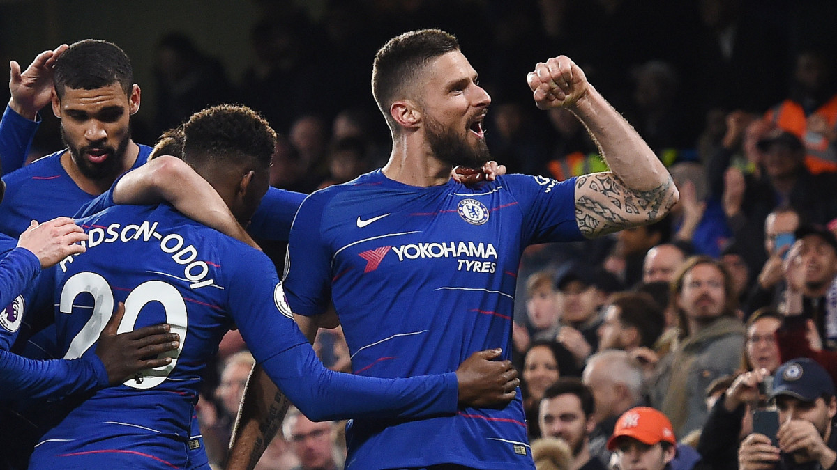 Olivier Giroud, a Chelsea játékosa (j) ünnepel, miután megszerezte csapata első gólját az angol első osztályú labdarúgó-bajnokság 27. fordulójából elhalasztott Chelsea-Brighton mérkőzésen a londoni Stamford Bridge stadionban 2019. április 3-án. A Chelsea 3-0-ra nyert.