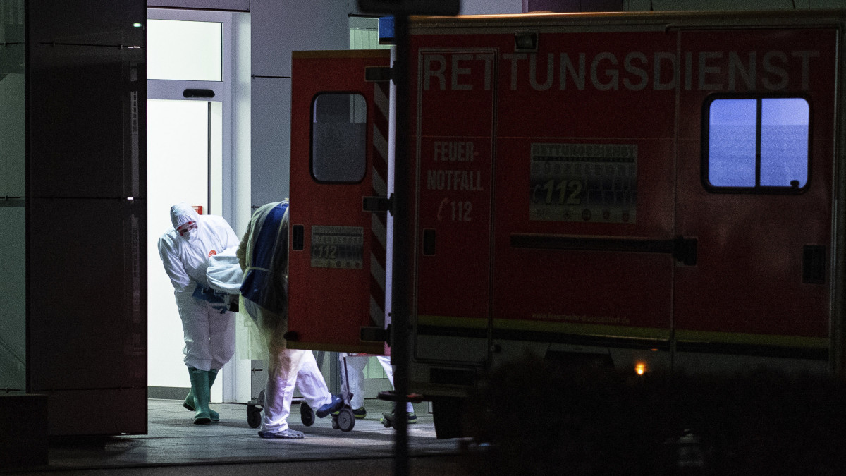 Beteggel érkeznek mentősök a Düsseldorfi Egyetemi Kórház fertőző osztályára 2020. február 26-án, amikor megjelent a tüdőgyulladást okozó új koronavírus Észak-Rajna-Vesztfália német tartományban. A kórházban ápolják azt a férfit, akinél feleségével együtt megállapították a fertőzést.