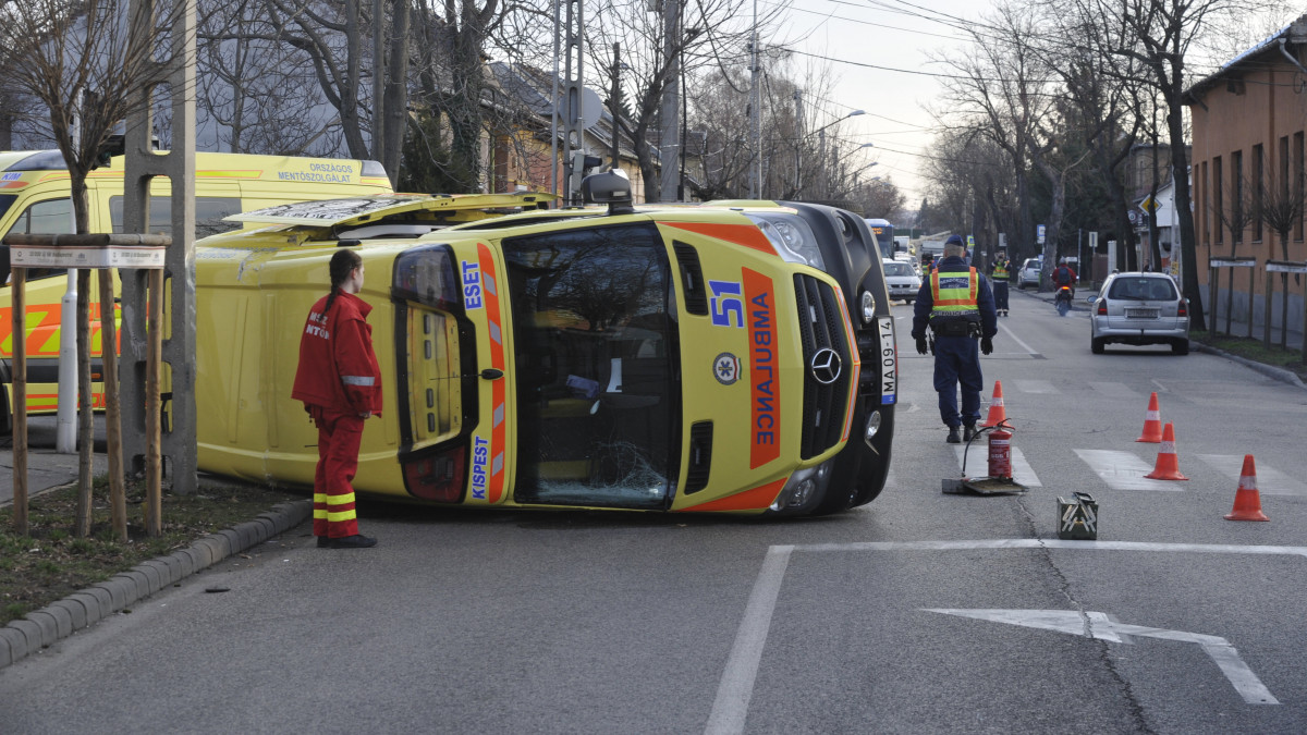 Oldalára borult mentőautó XX. kerületben, a Nagysándor József utca és a Mártírok útja kereszteződésében 2020. február 27-én. A mentőautó összeütközött egy gépkocsival, az első információk szerint egy ember megsérült.