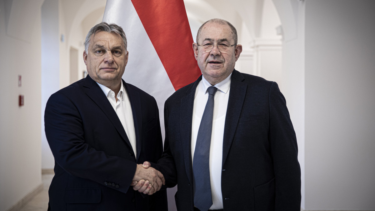 Orbán Viktor miniszterelnök, a Fidesz elnöke (b) péntek délután a Karmelita kolostorban fogadta Pásztor Istvánt, a Vajdasági Magyar Szövetség (VMSZ) elnökét 2020. február 28-án. A Miniszterelnöki Sajtóiroda által közreadott kép.