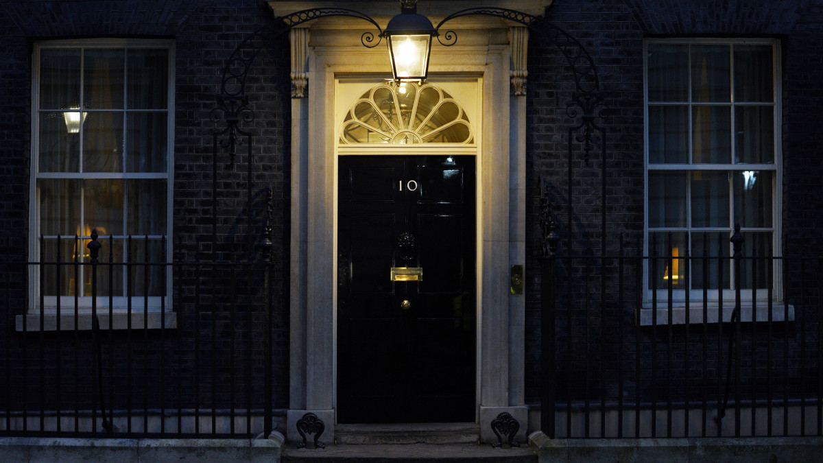 A brit kormányfői rezidencia, a londoni Downing Street 10 bejárata a brit kiválás napján, 2020. január 31-én. Közép-európai idő szerint éjfélkor megszűnik az Egyesült Királyság tagsága az Európai Unióban.