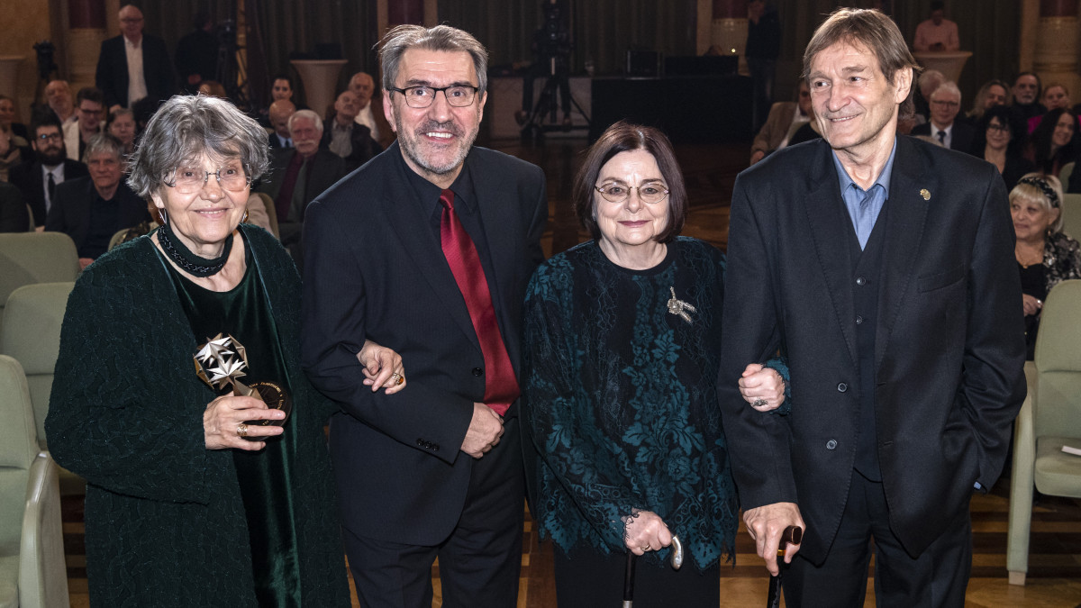 A Magyar Filmakadémia életműdíjával kitüntetett Pécsi Ildikó, Eperjes Károloy, Béres Ilona és Cserhalmi György színművészek (b-j) az elismerés átadása utána Pesti Vigadóban 2020. február 28-án.