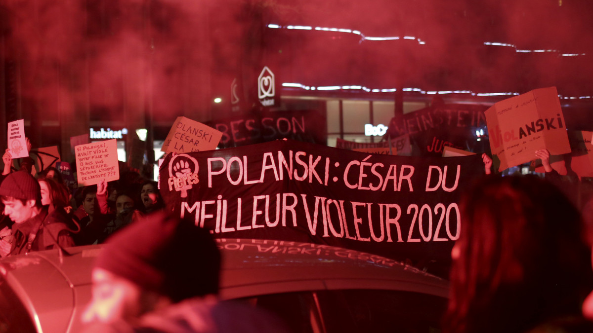 Roman Polanski lengyel-francia rendezőt a 2020-as év legjobb nemi erőszaktevőjének nevező transzparenst tartanak az ellene tüntetők a César-díjak 45. átadási ünnepségének helyszínén, a párizsi Salle Pleyel koncertteremnél az átadóest kezdetén 2020. február 28-án. Polanski Jaccuse (Vádolom) című filmje kapta a legtöbb jelölést a legjelentősebb francia filmes seregszemlén, a 86 éves rendező mégsem vesz részt a díjátadón. A nemi erőszak miatt az Egyesült Államok által negyven éve körözött Polanski a feminista szervezetek előre bejelentett tiltakozása miatt marad távol a rendezvénytől.
