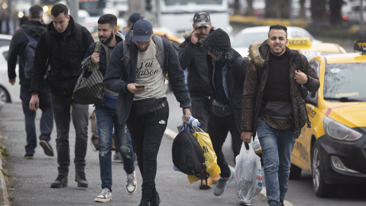 Szíriai férfiak a görög határ mentén fekvő északnyugat-törökországi Edirne városába induló buszok egyike felé tartanak Isztambulban 2020. február 28-án. Törökország úgy döntött, tovább már nem tartóztatja fel sem tengeren, sem szárazföldön az Európába igyekvő menekülteket. A török haderőt előző nap súlyos veszteség érte az északnyugat-szíriai Idlíb tartományban, ahol szíriai és orosz harci repülőgépek bombázták a Bara és Bilion települések közötti térséget. A légicsapásokban harminchárom török katona meghalt.
