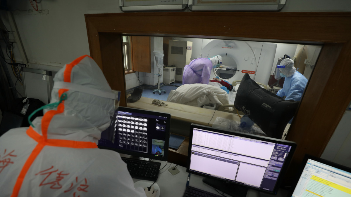 Védőöltözetet viselő ápolók vizsgálják az egyik beteget a járvány gócpontjában, a kelet-kínai Hupej tartomány székhelyének, Vuhannak az egyik kórházában 2020. február 29-én. Kínában a legfrissebb adatok szerint eddig 79 ezer 824-en fertőződtek meg bizonyosan a koronavírustól és 2870-en haltak bele, de már több mint 40 ezren felgyógyultak.