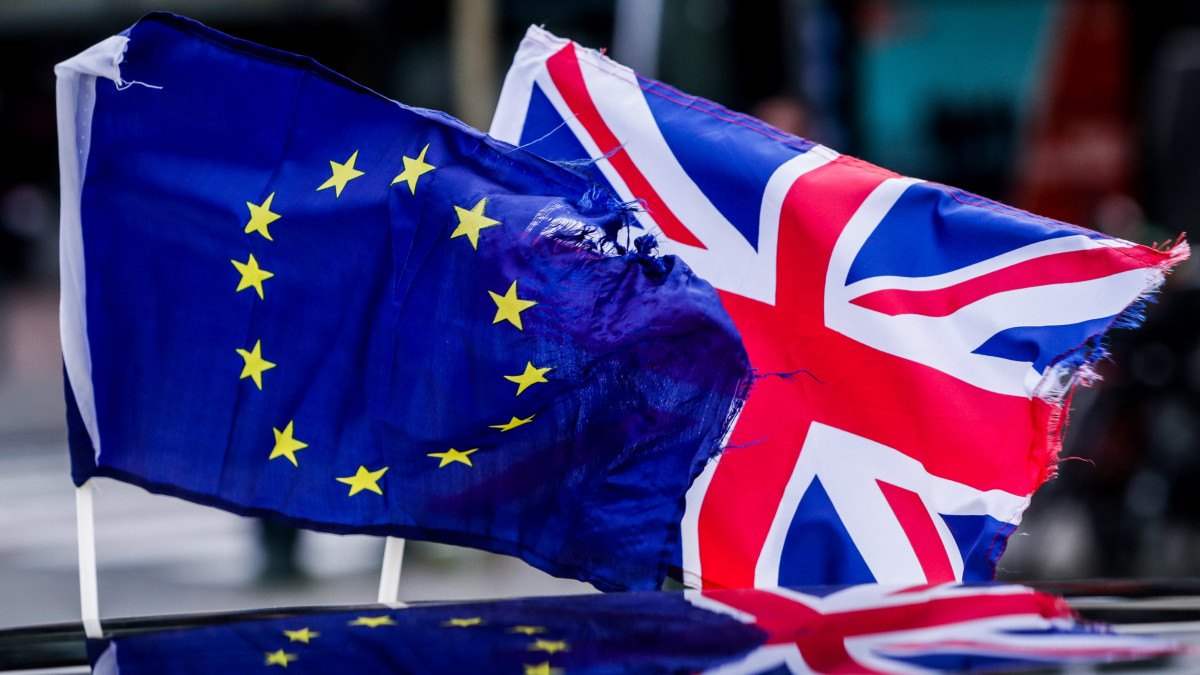 Európai uniós és brit zászló a Nagy-Britannia uniós tagságának megszűnését (Brexit) ellenző tüntetésen az Európai Parlament épülete előtt Brüsszelben 2020. január 30-án. Az európai uniós tagállamok kormányainak képviselőiből álló Európai Tanács a nap folyamán írásbeli eljárás keretében európai uniós oldalról végérvényesen elfogadta a Nagy-Britannia uniós tagságának megszűnéséről rendelkező megállapodást. A brit EU-tagság 2020. január 31-én, közép-európai idő szerint éjfélkor ér véget.