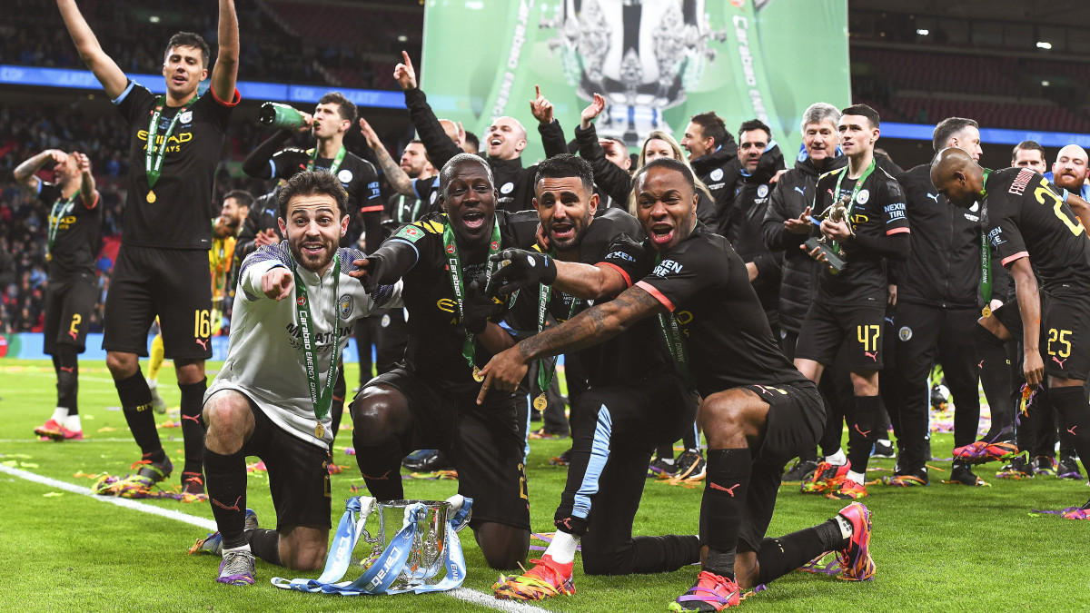 A Manchester City játékosai ünnepelnek a bajnoki trófeával, miután 2-1-re győztek az Aston Villa ellen az angol labdarúgó Ligakupa döntőjében a londoni Wembley Stadionban 2020 március 1-jén.