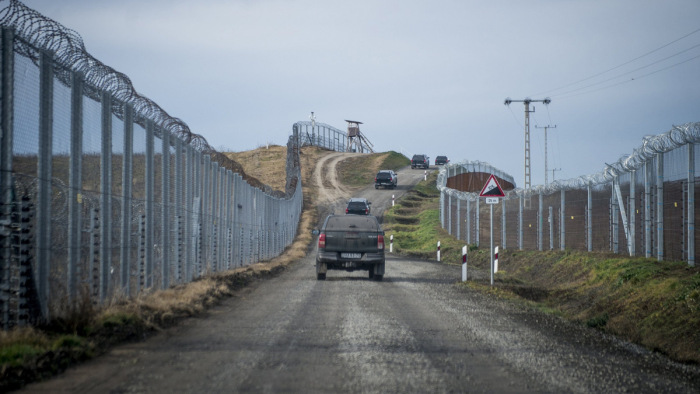 Ausztria újabb rendőröket küld a magyar-szerb határra