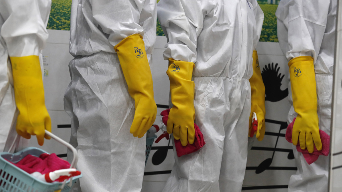 Fertőtlenítést végző, védőruhát viselő egészségügyi alkalmazottak egy szöuli vasútállomáson 2020. február 28-án. Dél-Koreában 2020-ra emelkedett a tüdőgyulladást okozó új koronavírussal fertőzőttek száma.