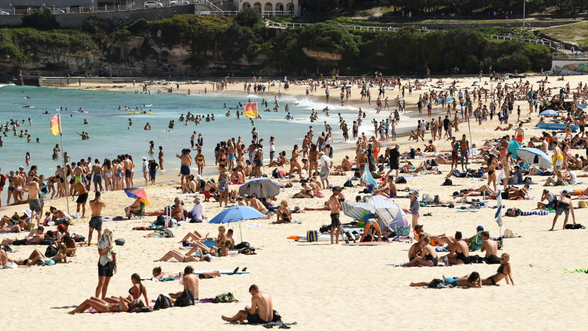 Strandolók a sydneyi Bondi tengerparton 2019. február 12-én, amikor a levegő hőmérséklete eléri a 37 Celsius-fokot az ausztrál nagyvárosban.