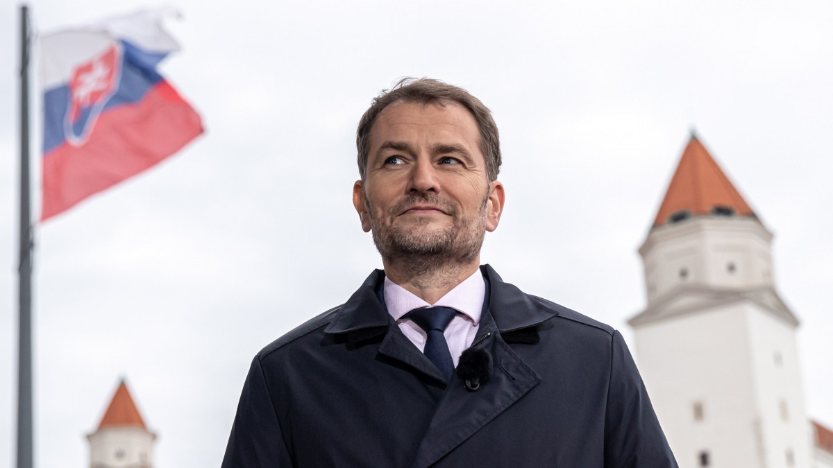 Igor Matovic, az Egyszerű Emberek és Független Személyiségek (OLaNO) nevű jobboldali ellenzéki párt elnöke egy televíziós interjú előtt Pozsonyban 2020. március 1-jén, a szlovák parlamenti választások másnapján. A párt a leadott szavazatok csaknem 25 százalékával végzett az első helyen.