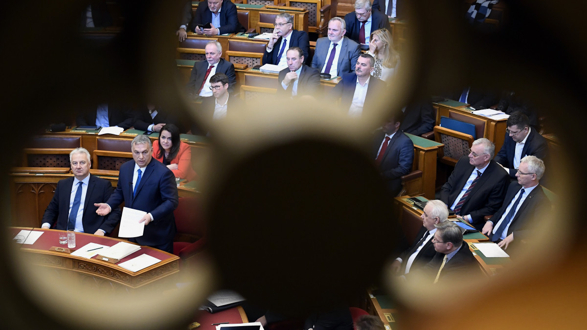 Orbán Viktor miniszterelnök (b2) azonnali kérdésre válaszol az Országgyűlés plenáris ülésén 2020. március 2-án. Mellette Semjén Zsolt nemzetpolitikáért felelős miniszterelnök-helyettes.
