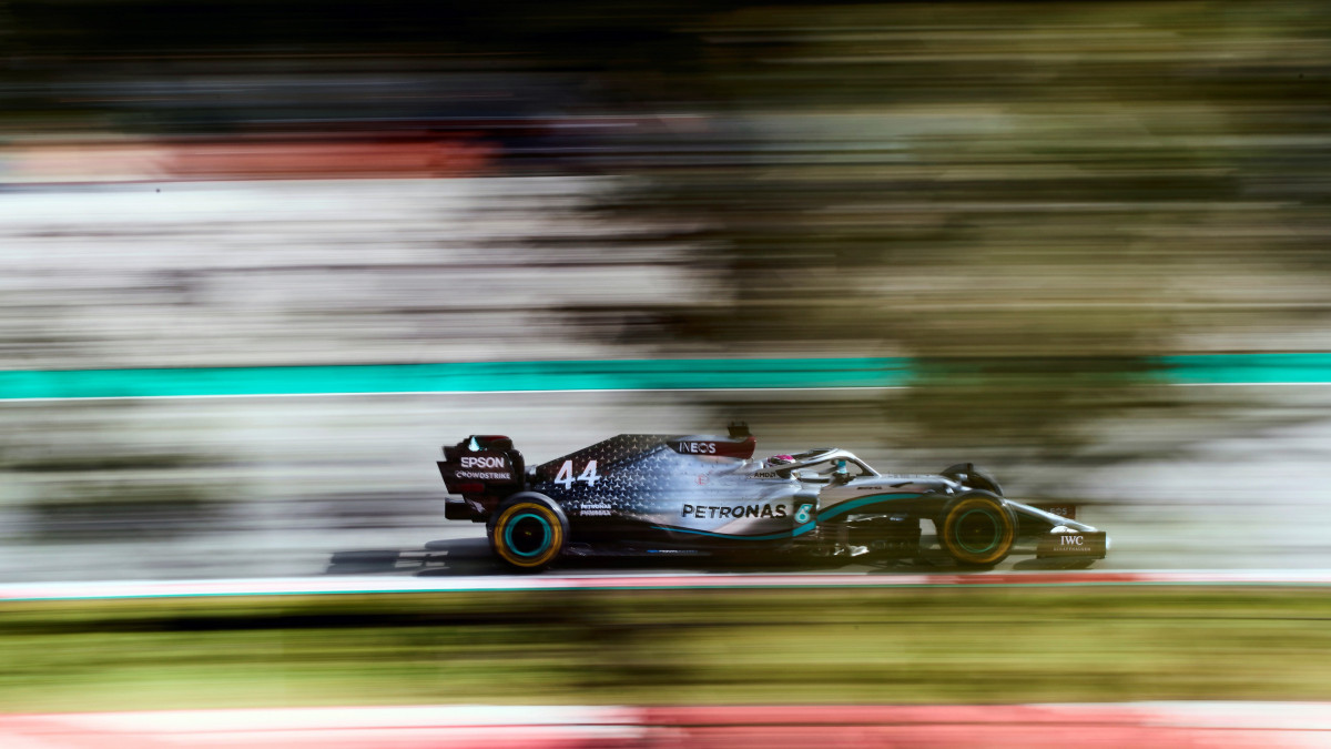 Lewis Hamilton, a Mercedes brit versenyzője teszteli versenyautóját a Barcelona melletti montmelói pályán 2020. február 28-án. A Forma-1-es autós gyorsasági világbajnokság szezonnyitó nagydíját március 15-én rendezik Melbourne-ben.