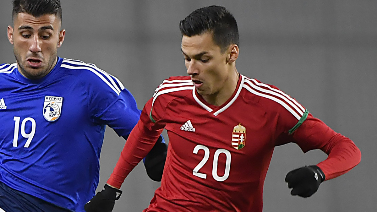 Sallói Dániel (j) és a ciprusi Kosztasz Szoteriu az U21-es labdarúgó Európa-bajnoki selejtezőben játszott Magyarország - Ciprus mérkőzésen a Hidegkúti Nándor Stadionban 2018. március 22-én.