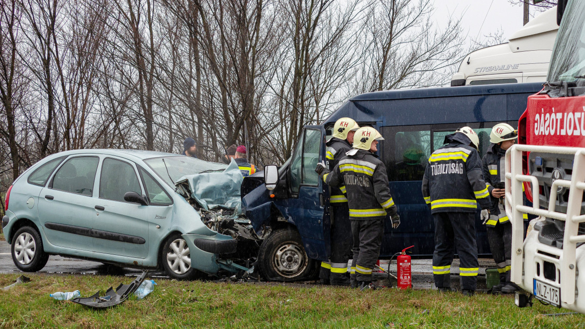 Összeroncsolódott gépjárművek az 53-as főúton Kiskunhalas közelében 2020. március 3-án. Három gépjármű - kamion, kisteherautó és személyautó - összeütközött a főúton, a balesetben hatan megsérültek.