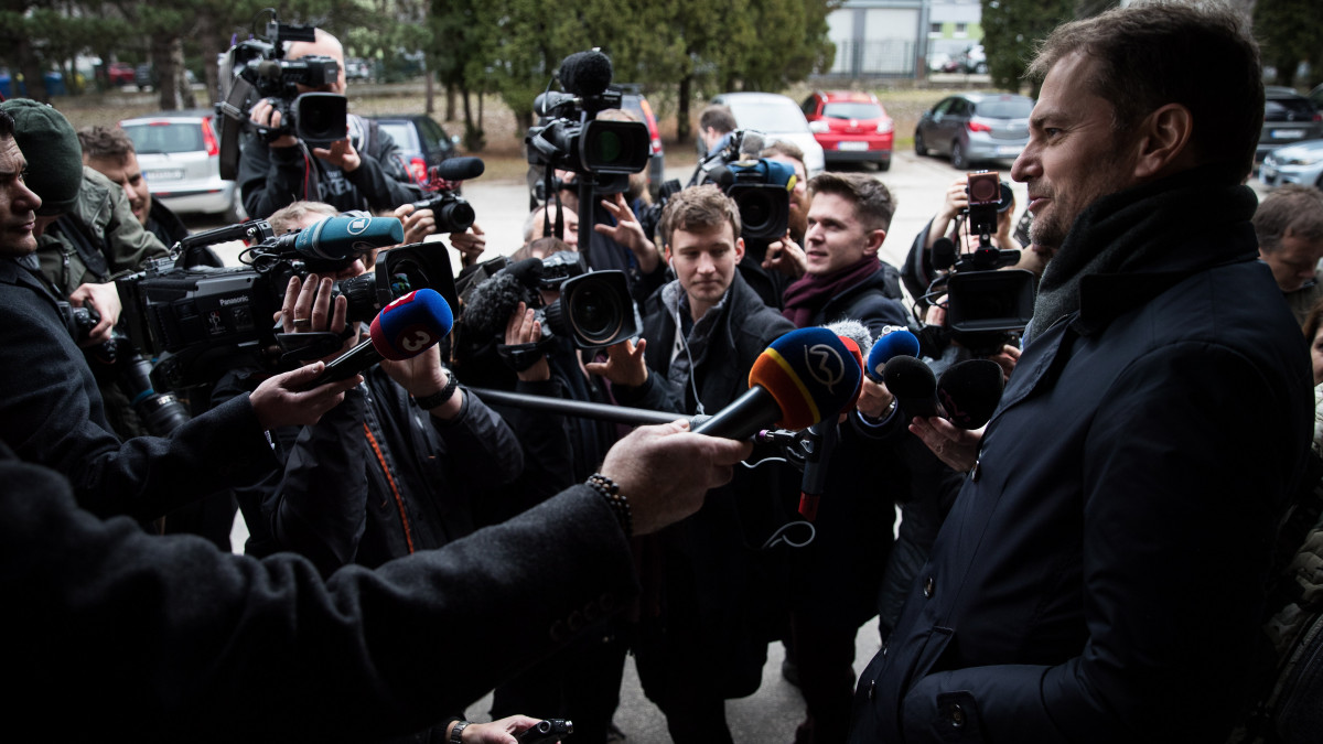 Igor Matovic, az Egyszerű Emberek és Független Személyiségek nevű párt elnöke nyilatkozik a sajtó képviselőinek, miután voksolt egy nagyszombati szavazóhelyiségben 2020. február 29-én, a szlovák parlamenti választások napján.