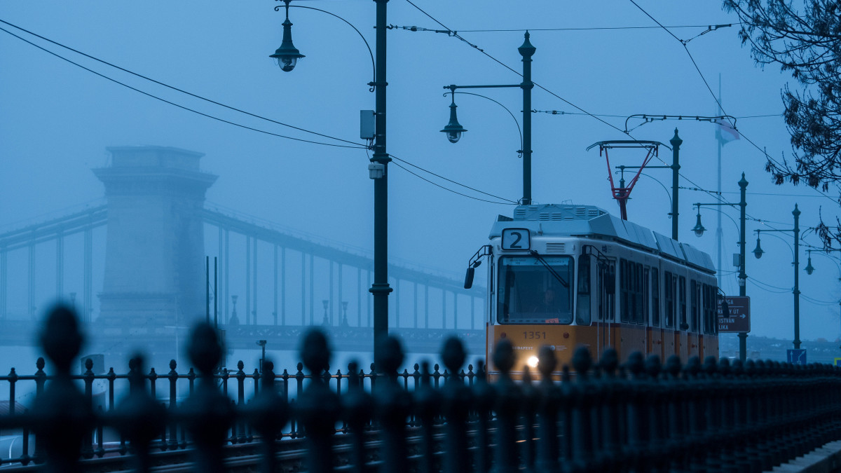 2-es villamos a Belgrád rakpartnál a ködös időben 2019. december 4-én. A háttérben a Lánchíd látható.