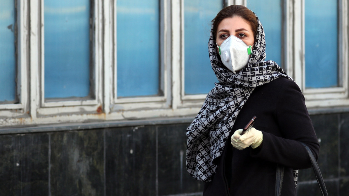 Védőmaszkot viselő asszony Teherán belvárosában 2020. március 2-án. Az iráni egészségügyi minisztérium tájékoztatása szerint a tüdőgyulladást okozó, új koronavírussal fertőzöttek száma 1501 főre nőtt, 66-an életüket vesztették.