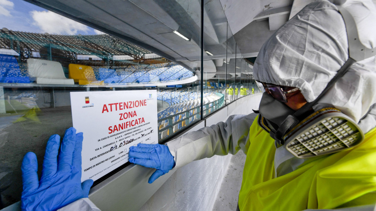 A nápolyi San Paolo Stadiont fertőtleníti egy dolgozó a koronavírus-fertőzés terjedésének megelőzése érdekében 2020. március 4-én. Olaszországban eddig 2502 koronavírussal fertőzött személyt találtak, ebből 160 ember meggyógyult és 79 vesztette életét.