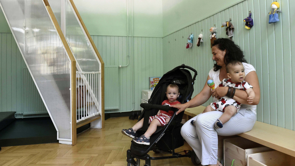 Rózsahegyi Ildikó, gyermekeit egyedül nevelő édesanya gyermekeivel Budapesten, az ország első egyszülős központjának megnyitóján 2018. május 28-án.
