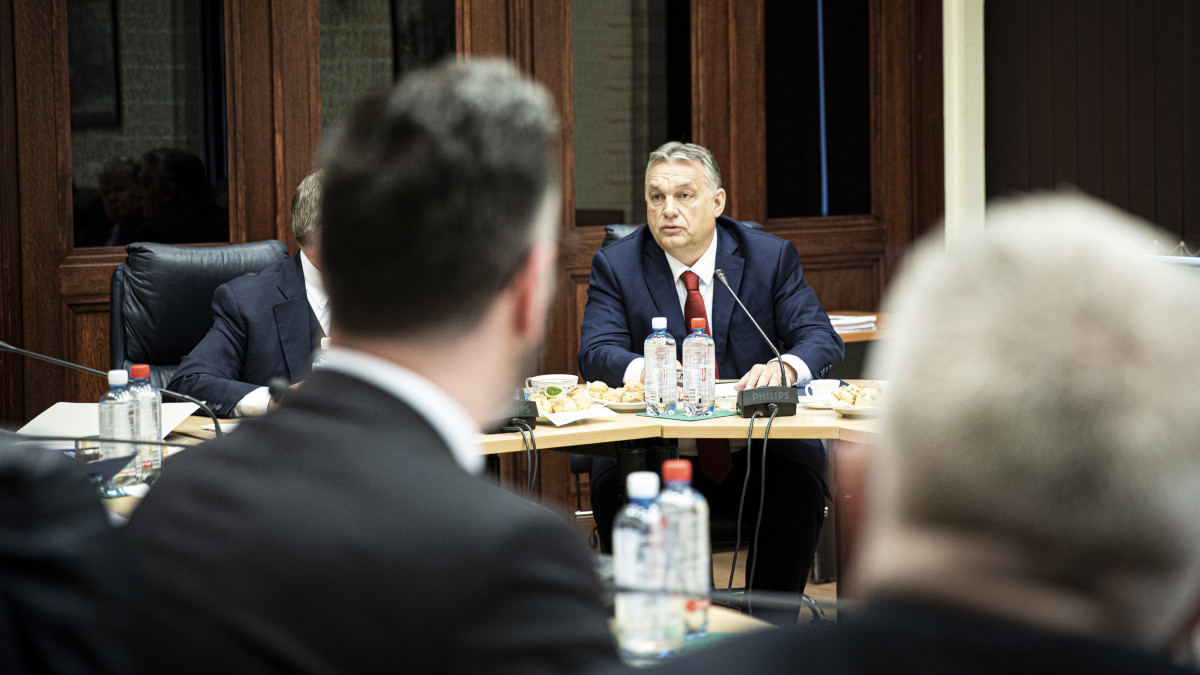 A Miniszterelnöki Sajtóiroda által közreadott képen Orbán Viktor miniszterelnök az operatív törzs ülésén a Belügyminisztériumban 2020. március 5-én.