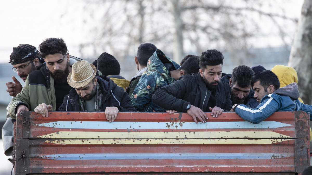 Illegális bevándorlók a görög határ felé mennek teherautón a törökországi Edirne térségében 2020. március 3-án. A török kormány február 28-án közölte, hogy nem tudja tovább feltartóztatni az Európai Unióba igyekvő migránsokat, és megnyitja a határokat előttük.