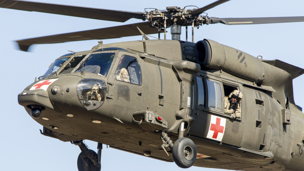 Black Hawk HH-60 típusú amerikai sebesültszállító helikopter a Hawk Strike 2020 elnevezésű közös amerikai-magyar hadgyakorlaton 2020. március 5-én, ahol a Steppe Archer 2020 nemzetközi gyakorlat részeként légirohamot szimuláltak a magyar és amerikai katonák az újdörögdi katonai bázison.