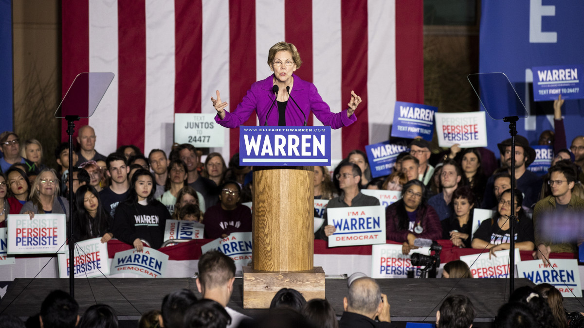 Az amerikai Demokrata Párt elnökjelöltségére pályázó Elizabeth Warren massachusettsi szenátor a kaliforniai Monterey Parkban 2020. március 2-án. Az Egyesült Államok 14 tagállamában és egy tengerentúli területen, Amerikai Szamoán március 3-án tartják a szuperkeddi előválasztást, ahol a résztvevők arról szavaztak, kit látnának szívesen demokrata jelöltként a november 3-i amerikai elnökválasztáson. A szuperkedden mindkét párt hívei választanak, de mivel a republikánus táborban az újraválasztására készülő Donald Trumpnak lényegében nincs vetélytársa, a figyelem a demokrata párti jelöltekre irányul.