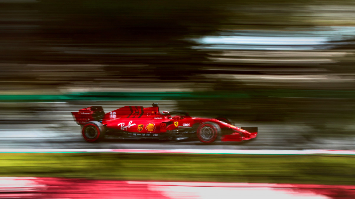 Charles Leclerc, a Ferrari monacói versenyzője teszteli versenyautóját a Barcelona melletti montmelói pályán 2020. február 28-án. A Forma-1-es autós gyorsasági világbajnokság szezonnyitó nagydíját március 15-én rendezik Melbourne-ben.