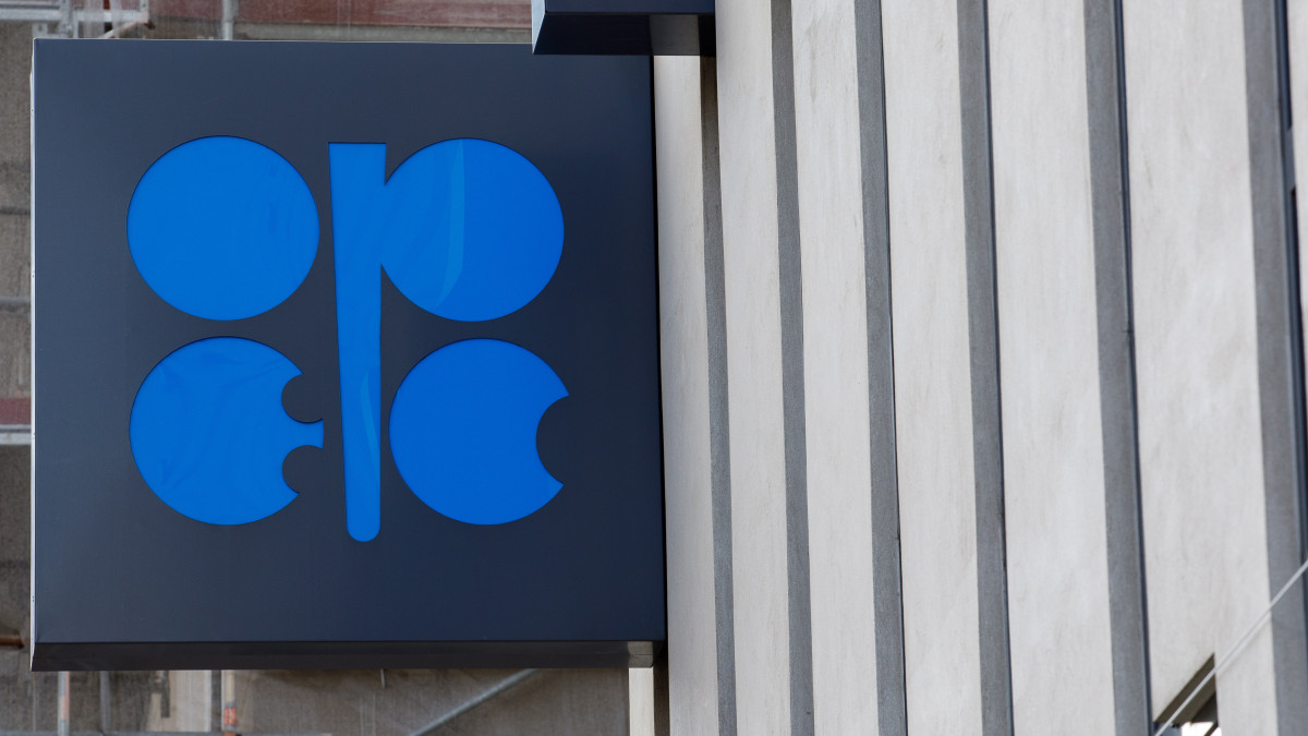 A Kőolajexportáló Országok Szervezetének (OPEC) logója a szervezet bécsi székházán 2020. március 4-én, az OPEC kétnapos 178. miniszteri tanácskozásásának kezdete előtti napon.