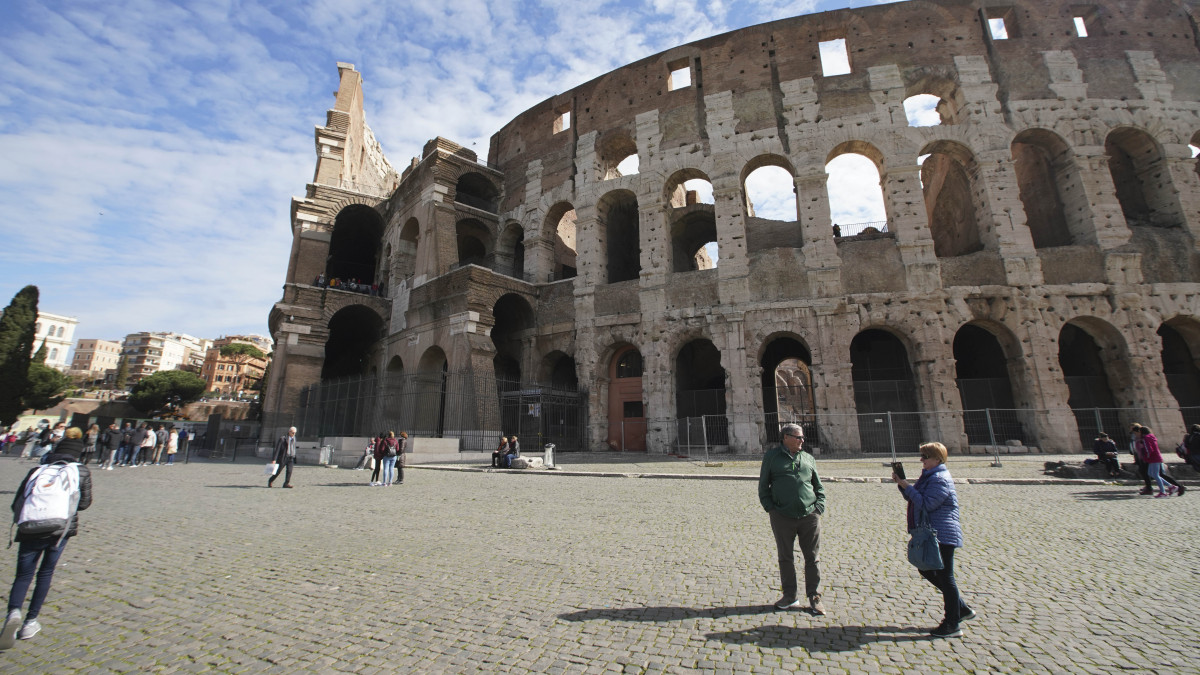 Alig néhány turista a római Colosseum előtt 2020. március 5-én. A tüdőgyulladást okozó új koronavírus járványának terjedése elleni védekezésképpen március 5-től minden oktatási intézmény működését felfüggesztették és más óvintézkedéseket is bevezettek Olaszországban, ahol a vírus 107 ember halálát okozta.