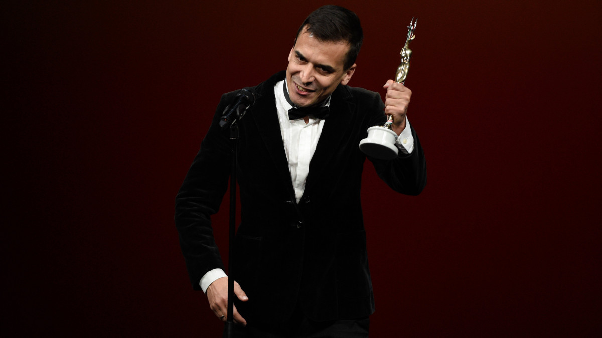 A legjobb játékfilm rendezőnek járó díjjal kitüntetett Tóth Barnabás (Akik maradtak) az 5. Magyar Filmdíj gálán a Vígszínházban 2020. március 5-én.